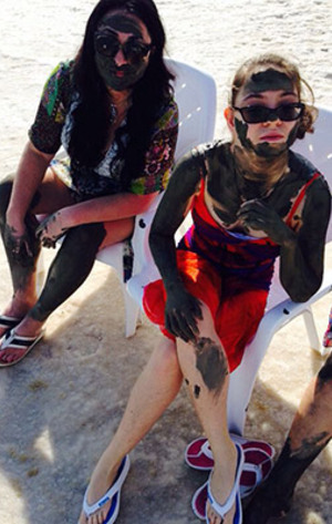 Лолита с семьей проводит праздники, обмазываясь грязью в Израиле