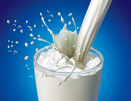 Стакан знежиреного молока зранку захистить від зайвої ваги