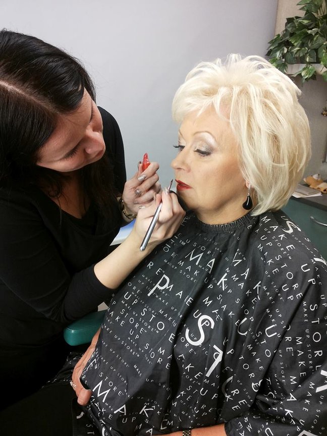 Анне Вески показала, как ей делают макияж перед эфиром (фото)