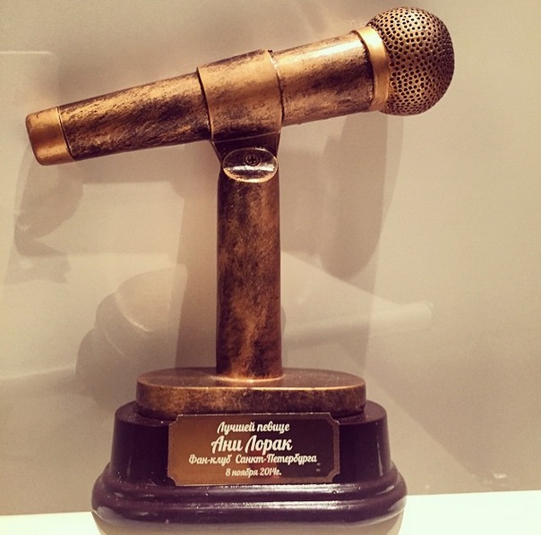 Ані Лорак у Петербурзі подарували золотий мікрофон