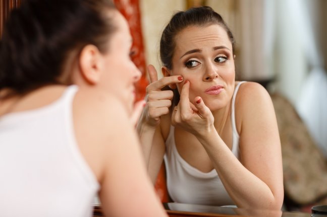Прищі на обличчі: про які хвороби попереджає шкіра