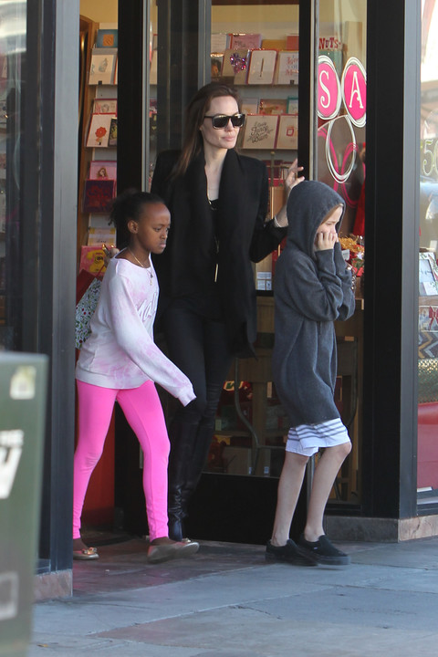 Різдвяний шопінг Джолі і її дочок (фото)