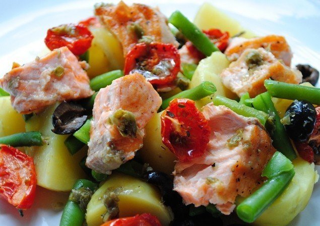 Теплий салат з лососем