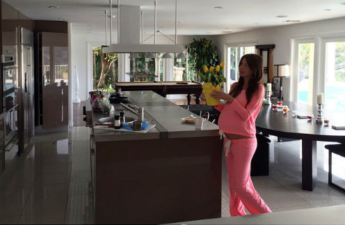 Беременная Кети Топурия украшает дом 