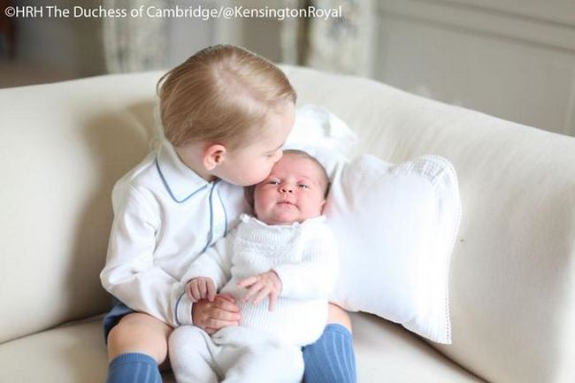 Лондон опубликовал первые фото маленькой принцессы Шарлотты