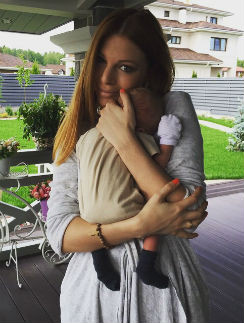 Наталья Подольская показала трехнедельного сына 