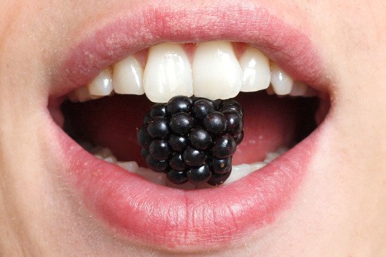 Топ-5 продуктів, що змінюють колір зубів