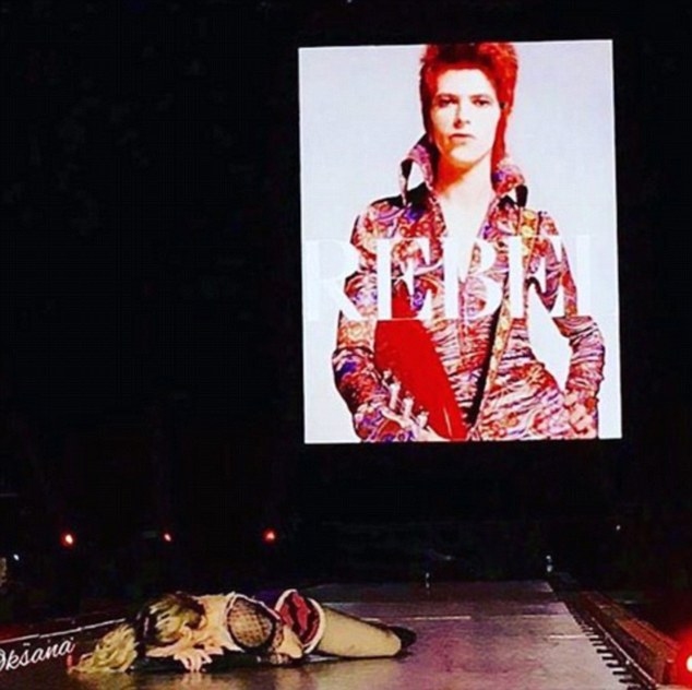 Мадонна испугала поклонников, рухнув на сцену во время шоу