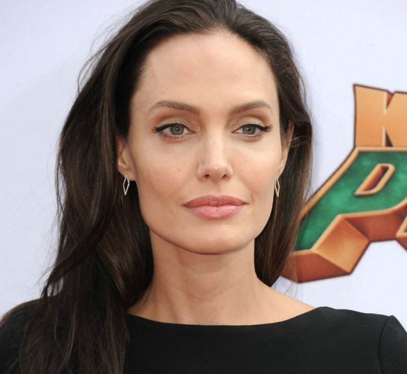 Анджелина Джоли приревновала супруга к молодой девушке