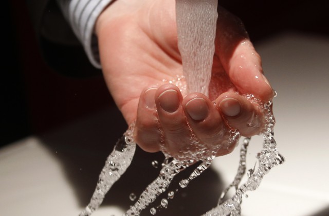 Как правильно мыть руки, чтобы убить больше микробов 