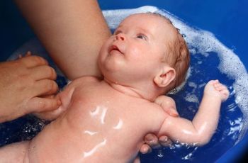 купать младенца