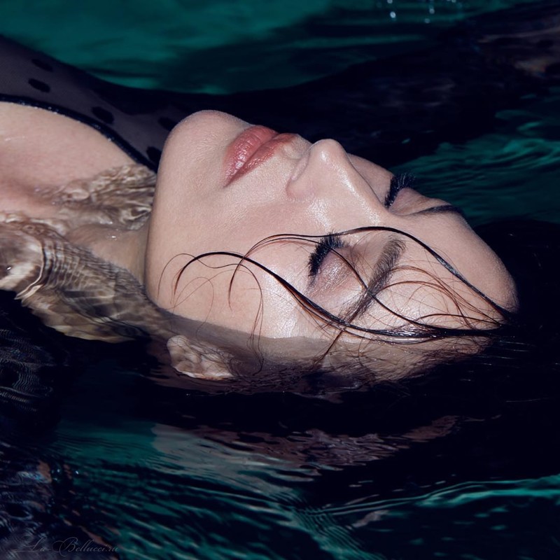 Моника Белуччи в бассейне: великолепна в свои 51  (фото)