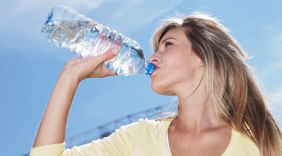 Наполнять бутылки водой повторно опасно для здоровья