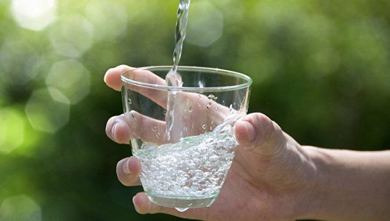 Два стакана воды перед едой помогают человеку в процессе похудения