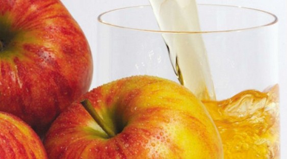 Медики рассказали о пользе разведенного яблочного сока