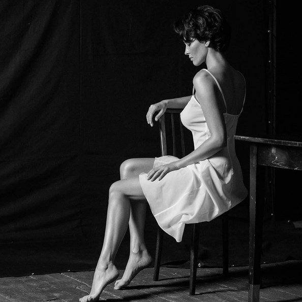 Даша Астафьева снялась в новой оригинальной фотосессии без нижнего белья