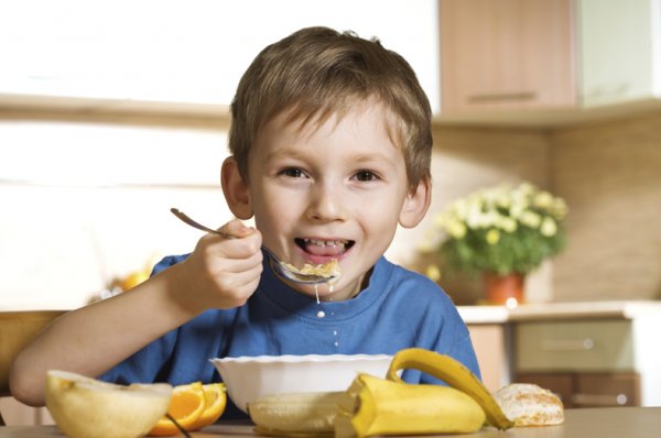 Диетологи составили перечень нежелательных продуктов на завтрак для детей