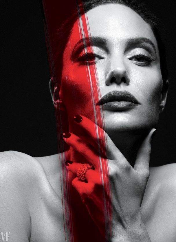 Анджелина Джоли удивила образом женщины-вамп