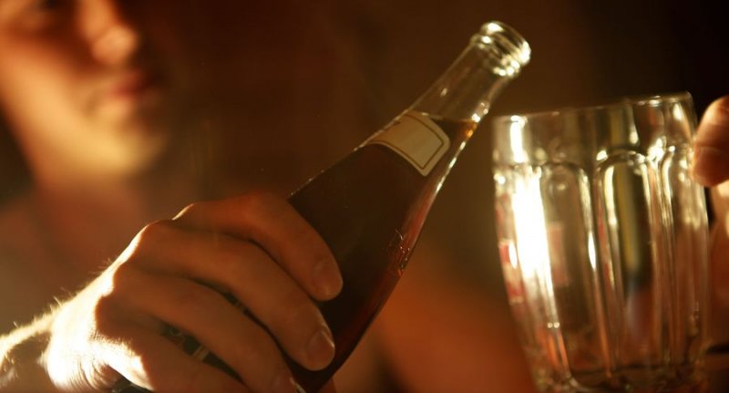 Эксперты объяснили, почему нельзя пить алкоголь при детях