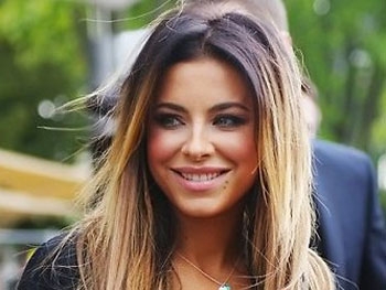 Ані Лорак заспівала з патріотичною стрічкою на руці