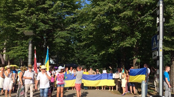 Участники протеста призвали Игоря Крутого проводить конкурс «Новая волна» в России