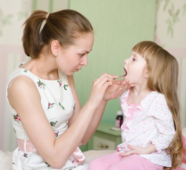 Народні секрети лікування горла дитини