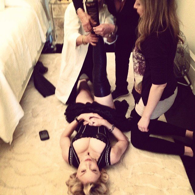 Мадонні допомагають взуватися три помічника (фото)