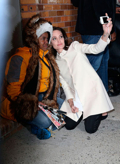 Почему Анджелина Джоли встала на колени перед фанаткой? (фото)