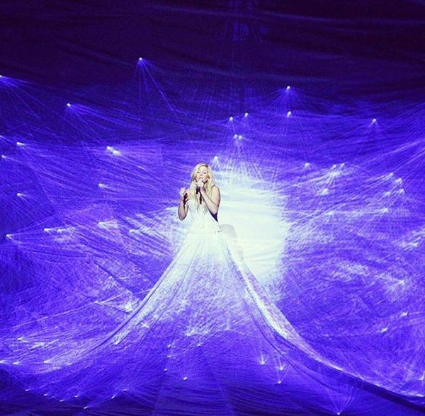 Еллі Голдінг вийшла на концерт у найбільшій в світі сукні (фото)