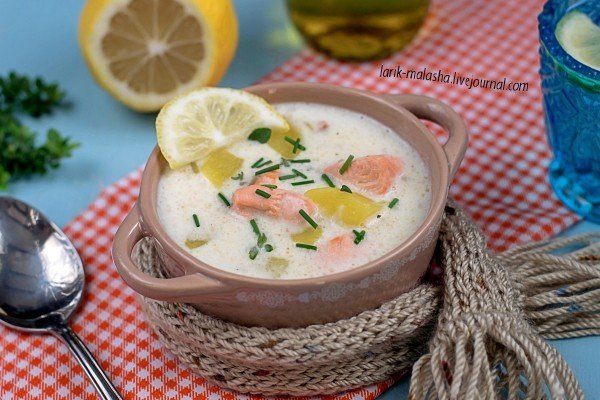 Вершковий суп з лососем і картоплею