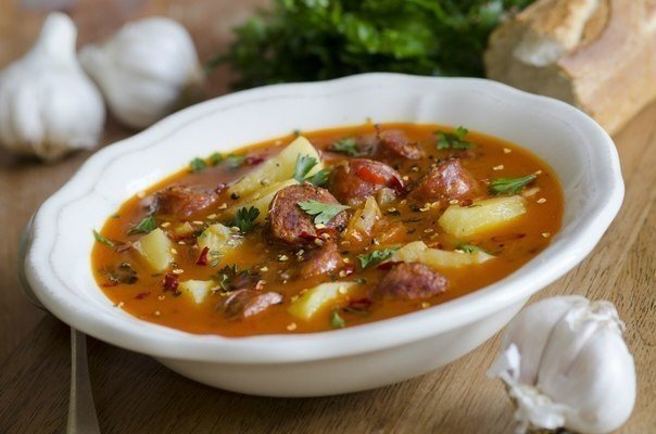 Гострий іспанський суп з ковбасками