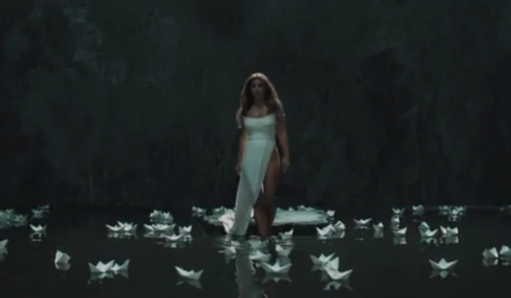 Ани Лорак снялась в новом клипе без нижнего белья (видео)