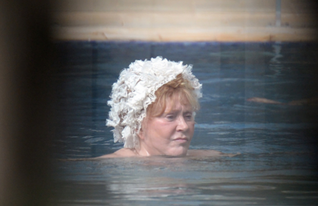 В сеть попали фото Пугачевой в бассейне