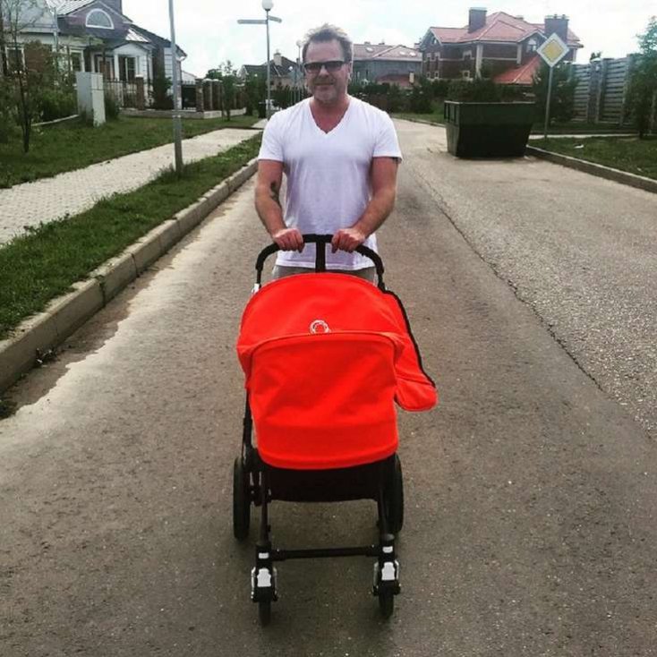 Владимир Пресняков гуляет с новорожденным Артемом