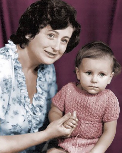Ани Лорак показала свое детское фото с мамой