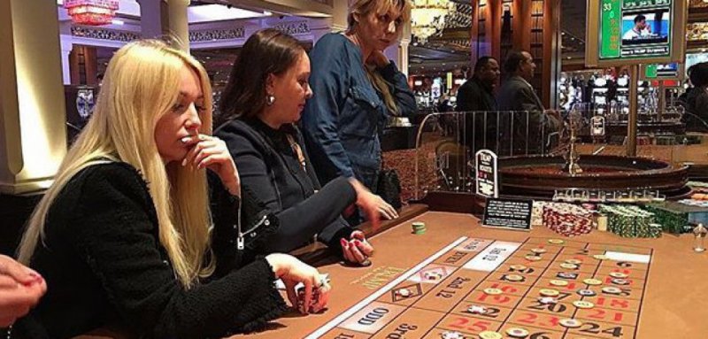 Лера Кудрявцева проиграла зарплату в казино