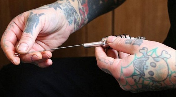 Подпольные тату-салоны заражают подростков ВИЧ и гепатитом 
