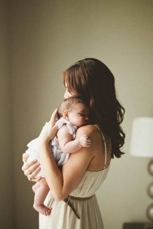 Стоит ли носить на руках младенца?