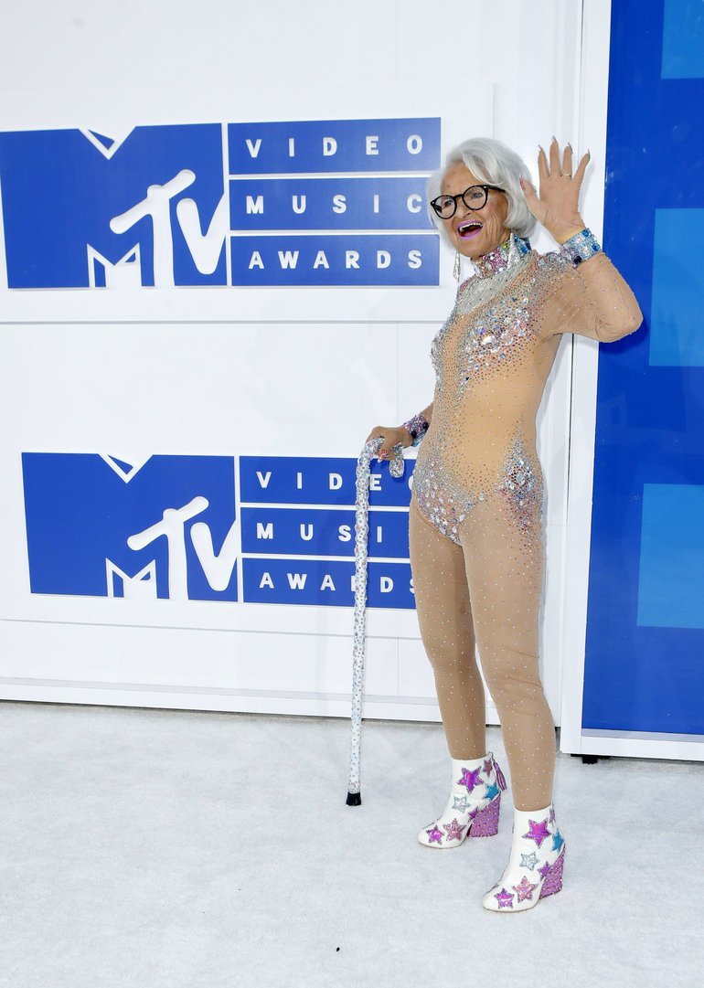 88-летняя звезда Instagram пришла на вручение премии MTV в купальнике (фото)