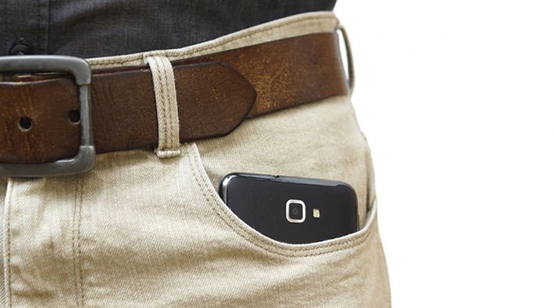 Почему мужчинам нельзя носить телефон в кармане брюк