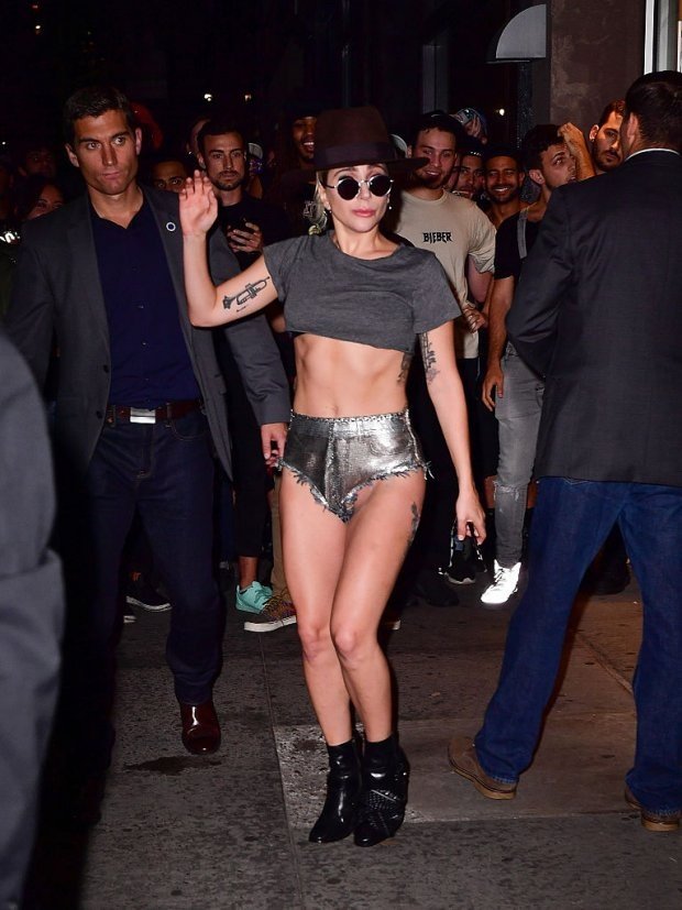 Леди Гага оконфузилась, надев короткие шорты без белья