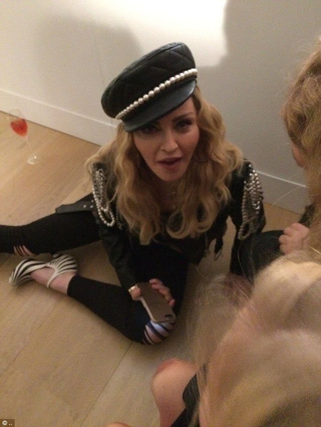 Пьяная Мадонна оконфузилась на выставке