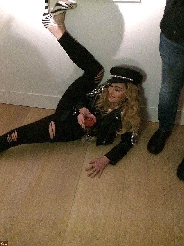 Пьяная Мадонна оконфузилась на выставке