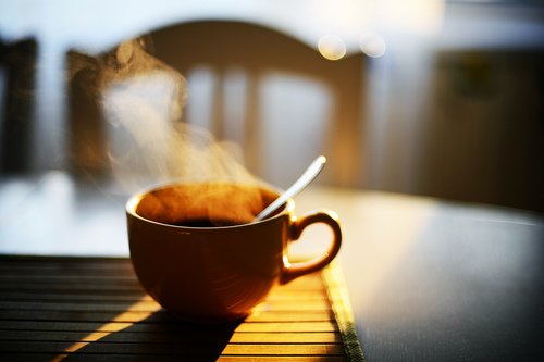 Чем опасен горячий чай и кофе?