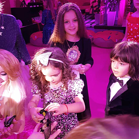 На вечеринке в честь пятилетия дочери Киркоров осыпал гостей золотом