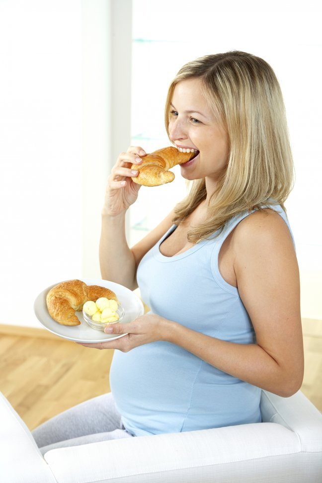 Ученые разрешили беременным есть за двоих