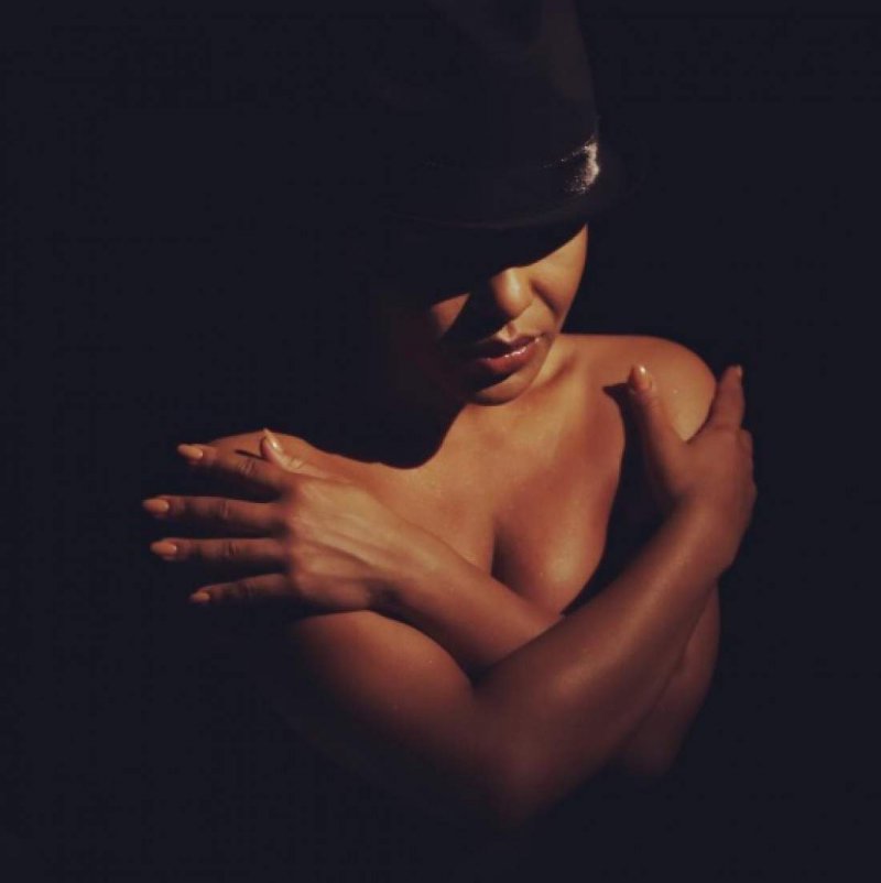 Гайтана выставила в блоге снимок с открытой грудью
