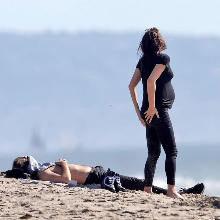 Беременная Ирина Шейк показала животик на пляже