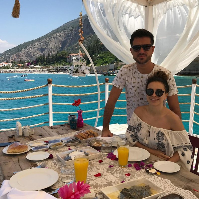 Ани Лорак надела вышиванку на отдыхе в Турции