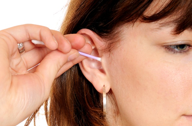 Почему нельзя чистить уши ватными палочками
